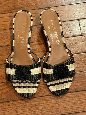 Kate Spade Seville Raffia Slip On Wedge Mules Size 8B EC Black & Cream. Pom Pom
